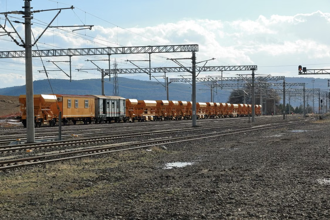 Convoi exceptionnel Blueroad transportant du matériel ferroviaire hors gabarit